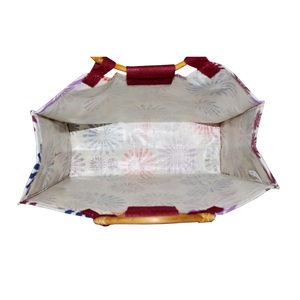 Sac de courses en jute laminé PP à imprimé floral de haute qualité avec poignée en bois, tendance pour femmes et jeunes filles, idéal pour les courses et les cadeaux - Product Image 6