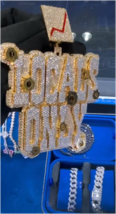 Colgante Hip Hop Personalizado con Letras 'LOCALS ONLY' con Incrustaciones de Moissanita, en Oro Bicolor, Efecto de Perforación, con Letra 'Stock Chart' - Product Image 6