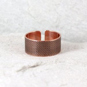 Atractivo Anillo de Cobre Hecho a Mano para Looks Casuales, Celebraciones Especiales y Eventos de Regalos - Product Image 1