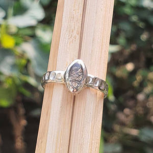 Anillo minimalista de Cuarzo rutilado Original de Plata de Ley 925 con banda martillada, piedra de rutilo negra chapada en oro, joyería de lujo - Product Image 5