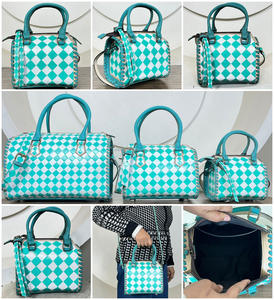 Sac de voyage en cuir artisanal de petite taille, design à carreaux turquoise et blanc, élégant, style western, sac bandoulière compact - Product Image 3