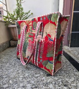 Bolso Tote Acolchado de Algodón con Estampado de Jardín Mughal Indio Hecho a Mano para Mujer, Bolso de Hombro Rojo con Estampado de Bloques Premium y Cierre de Cremallera - Product Image 5