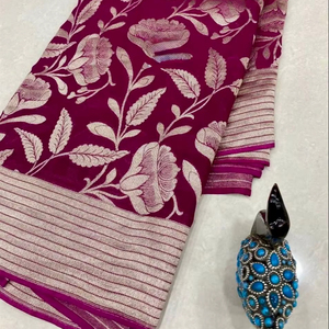 Sari de luxe en soie crêpe Khadi avec pallu en tissage Jari riche, pompons fantaisie, motif floral Jaal, bordure Jari doublée - Product Image 1
