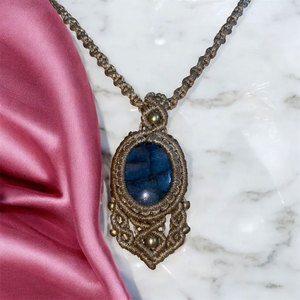 Collier pendentif en macramé beige fait main en labradorite, ovale, avec éclat bleu, style bohème, bijoux en cristal réglables pour femme, cadeau - Product Image 4