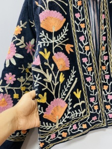 Chaqueta de terciopelo con bordado Suzani hecho a mano, chaqueta Suzani, ropa de invierno, abrigo para mujer, regalo para ella - Product Image 4