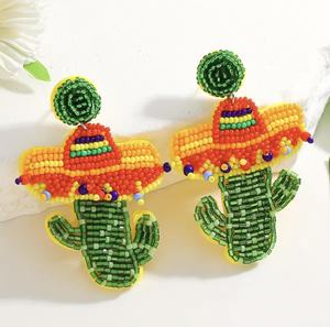 Nouveautés : Boucles d'oreilles clous classiques unisexe, faites main, en perles de rocaille, motif chapeau cactus multicolore rose, pour enseignant(e)s et mariages - Product Image 1