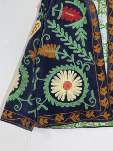 Chaqueta Suzani de Terciopelo Azul Marino • Abrigo Floral Bordado Estilo Boho • Prenda Hecha a Mano para Festivales • Estilo Étnico Bohemio Colorido - Product Image 3