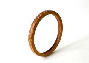 Bracelet manchette en bois artisanal tendance pour femme - Bijou classique pour soirée - Product Image 3