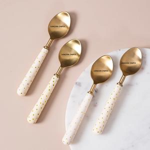 ช้อนสแตนเลสชุบทองขัดเงา ด้ามไม้ตามหลักสรีรศาสตร์ ทนทาน สวยงาม เหมาะสำหรับใช้ในบ้านและร้านอาหาร - Product Image 1