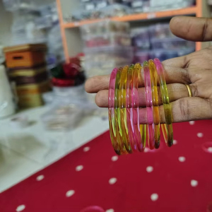 Bracelets en verre personnalisés style Chudiyan du Cachemire – Nouveauté tendance pour les fêtes, mariages et occasions spéciales – Bracelets Churian pour filles - Product Image 1