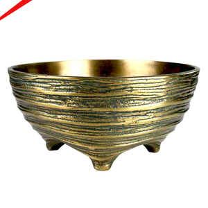 Bol décoratif antique à trois pieds, bol de service en métal texturé fait à la main pour la décoration de la maison et la vaisselle d'hôtel - Product Image 1