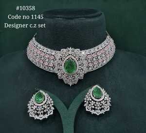 Parure de bijoux en zircon vert, avec boucles d'oreilles créoles fines et collier serti de griffes en forme de poire, idéale pour les mariages et les fêtes - Product Image 5