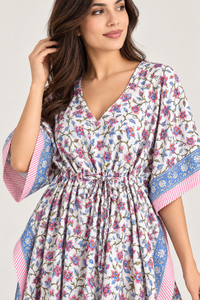 Vestido Kaftán con Estampado Floral, Borde Azul y Ribete de Rayas Rosas, Kaftán Largo con Cuello en V para Mujer, Proveedores Mayoristas de Ropa de Playa - Product Image 6