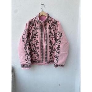 Chaqueta Premium Hecha a Mano de Terciopelo con Bordado de Cara de León Suzani, Floral Rosa, Manga Larga, Cuello Alto, Estilo Boho - Product Image 1