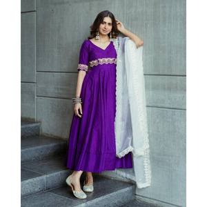 Vêtements et accessoires musulmans traditionnels, robe élégante violette ornée de broderies et dupatta pour les occasions spéciales, taille M - Product Image 2