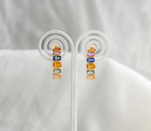 Hermosos Pendientes de Media Aro con Zafiros Naturales Multicolor Corte Esmeralda en Oro de 14K, Modelo Spectrum Arc - Product Image 6