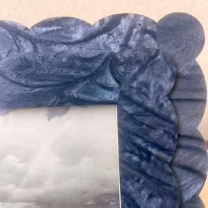 Cadre photo décoratif mural fait main en résine à texture de marbre bleu - Product Image 2