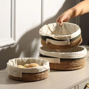 Juego de 3 cestas redondas de jacinto de agua hechas con tela de algodón, cestas de almacenamiento hechas a mano, venta al por mayor, ecológicas, hechas en Vietnam. - Product Image 2