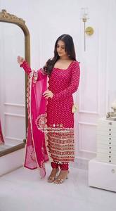 Robe de mariée indienne et pakistanaise traditionnelle rose brodée pour femme, longueur ras du sol, en polyester, coupe régulière, extensible, tout inclus - Product Image 4