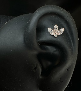 Elegante Pendiente de Loto con Diamante Marquise de 4x2 mm, Diamante Engastado Invisible, Oro Sólido, Piercing Daith, Joyería Delicada para Ella - Product Image 4