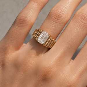 Anillo de banda único con diamante de corte esmeralda de 1.01 quilates, banda escalonada, oro macizo de 14K, regalo fino para aniversario de bodas o fiesta para tu pareja - Product Image 2