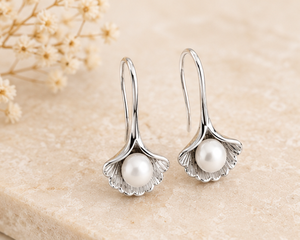 Pendientes de Plata de Ley 925 con Perlas Inspiradas en Conchas para Mujer, Joyería Elegante y Moderna, Pendientes de Perlas con Baño de Rodio Ginkgo Grace - Product Image 2