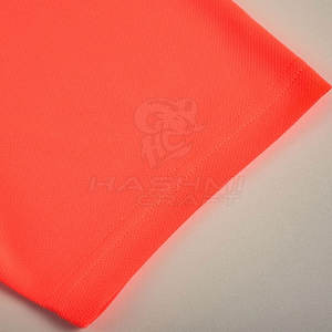 Uniforme de fútbol ligero y duradero hecho de poliéster y tela de malla, adecuado para partidos competitivos y práctica diaria. - Product Image 3