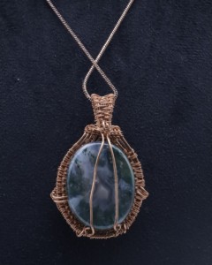 Collier en agate naturelle avec pendentif enroulé de fil de cuivre |   Collier artisanal bohème en pierres précieuses - Product Image 4