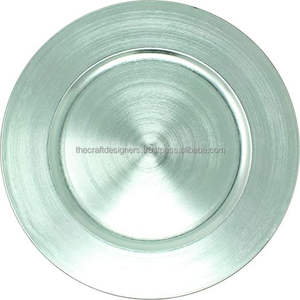 Assiette de présentation en métal pour une table de salle à manger luxueuse, ajoutant de la dimension et de l'éclat à la présentation des aliments - Product Image 5