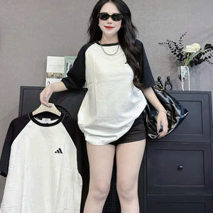 T-shirt mignon Mickey pour femmes - Tissu en coton doux et respirant, style décontracté, parfait à porter avec des jeans, des jupes ou des shorts - Product Image 3