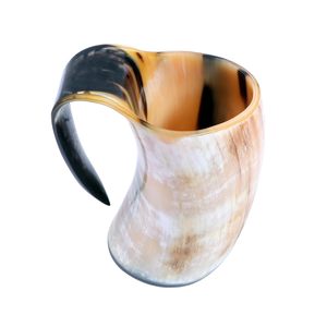 Mug en corne gravé d'inspiration viking, fabriqué à partir de corne naturelle sélectionnée, avec surface taillée et polie à la main, et résistant aux aliments. - Product Image 1