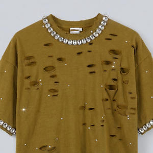 Camiseta Corta de Algodón Premium para Mujer con Pedrería Desgastada, Estilo Oversize Urbano y Brillante - Product Image 3
