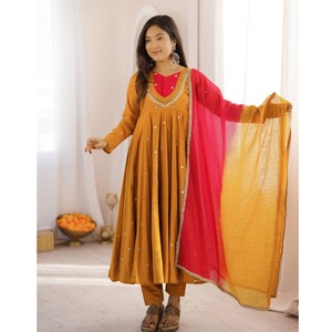 Vestido étnico femenino de seda romana con bordado de lentejuelas y trabajo de espejo real, con falda y conjunto de dupatta Kota Chexs con estampado digital. - Product Image 1