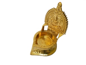 Lampe à huile en laiton Kamatchi Diya gravée, artisanale traditionnelle, support pour Devi Vilakku, Pooja Deepam, pour le temple familial et les festivals du Tamil Nadu - Product Image 3