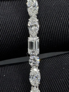 สร้อยข้อมือเทนนิสทองคำขาว 9K ดีไซน์หรูหรา ประดับเพชร IGI Certified Lab Grown Diamonds น้ำหนัก 4.93 กะรัต เหมาะสำหรับงานฉลองครบรอบ งานเลี้ยงสังสรรค์ หรือสวมใส่ในชีวิตประจำวัน สไตล์เหนือกาลเวลา - Product Image 4