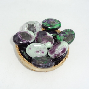 Pierre de poche ovale polie naturelle en Kammererite, cristal violet rare pour la guérison, la méditation Reiki, l'énergie et la décoration artistique folklorique - Product Image 3