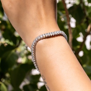 Pulsera de tenis de lujo con corte ovalado para mujer, en acabado de oro blanco con piedras brillantes, elegante pieza de joyería de regalo - Product Image 4