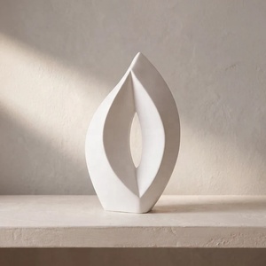 Sculpture d'urne en métal blanc avec motif en forme de larme, accent décoratif pour cheminée, console et étagère - Product Image 4