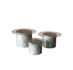 Superbe support à gâteau en nacre, avec bases en bois bleu à plusieurs niveaux et dessus en verre, pour une présentation culinaire haut de gamme. - Product Image 1