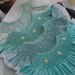 Vestido de Lino Premium Hecho a Mano con Bordado Smocked para Bebés Niñas, Estilo Casual Suave, OEM Vietnam, Traje para Primer Cumpleaños de Niña Pequeña - Product Image 1