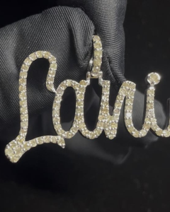 จี้เพชรโมอิสซาไนต์ทรงตัวอักษรแบบเขียนลายพิเศษ สไตล์ฮิปฮอป หรูหรา ผ่านการทดสอบเพชร เงินแท้ 925 ชุบโรเดียม ประดับเพชร - Product Image 1