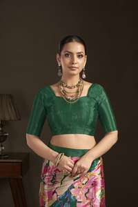 Sari de Seda Crepé con Estampado Digital, Diseño Floral, Blusa Cosida, Atuendo Indio Perfecto - Product Image 2