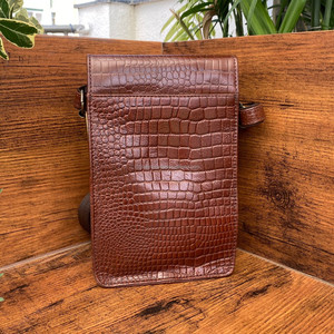 Nueva venta al por mayor patrón de cocodrilo bolso de cuero genuino estilo Vintage cuero de grano completo OEM/ODM diseño bandolera para Unisex - Product Image 5