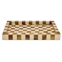 Bandeja rectangular a cuadros para servir con reloj y cadena dorados sobre mesa de madera