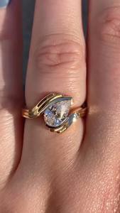 Precioso anillo moderno con diamante cultivado en laboratorio de 2.51 quilates, corte pera, para mujer, banda ondulada de oro sólido de 14k, regalo de lujo para pareja. - Product Image 3