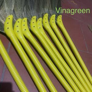 Balai en paille traditionnel d'origine vietnamienne, fait main, en herbe douce, pour le nettoyage des sols, écologique, avec manche en bois, vente en gros - Product Image 1