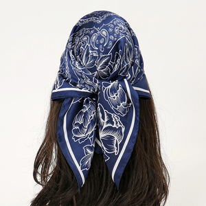 Foulard carré en soie 70x70cm pour femme, en satin imprimé, bandana, petit cache-cou, hijab, châle pour femme et fille - Product Image 2