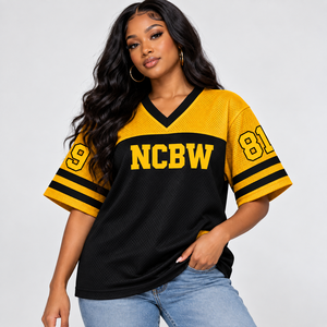 Camiseta Personalizada con Cuello en V de la Hermandad Femenina NCBW, Diseño de Bloques de Color, Manga Corta, Negro y Dorado, Estilo Casual para Mujer, Malla de Poliéster - Product Image 1