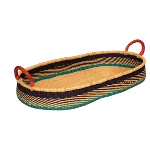 Cesta de cambio de mimbre con franjas oscuras únicas y ribetes verdes, junto con bandeja de cambio para niños de ratán y prácticas asas rojizas. - Product Image 1