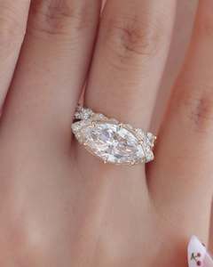 Anillo de Compromiso y Boda de Oro Sólido de 14K con Diamante Cultivado en Laboratorio de 3CT Corte Marquesa y Halo Oculto - Product Image 3